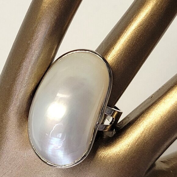White Oval Mother of Pearl Adjustable Ring - Picture 1 of 13
